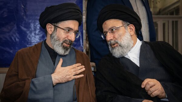 فائل:رئیسی و مجتبی.jpg