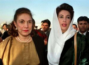 بی نظیر بوتو و مادرش بیگم نصرت بوتو.jpg
