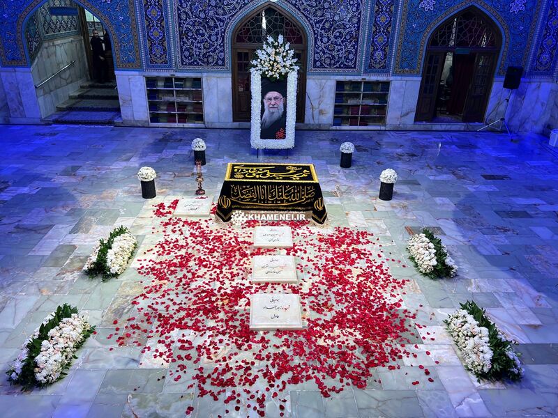 پرونده:مزار امام شهید.jpg