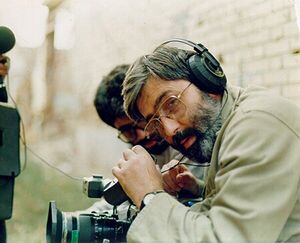شهید آوینی در حین فیلمبرداری.jpg