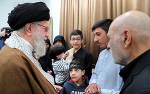 دیدار خانواده شهید با رهبر.jpg